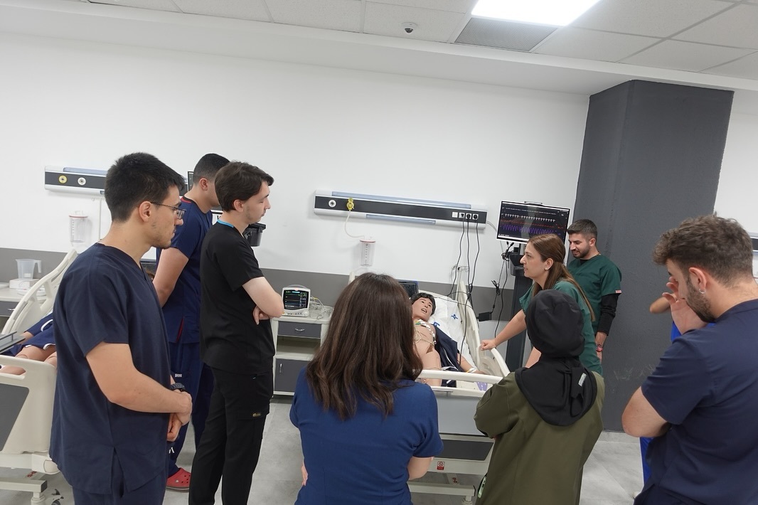 İntörn doktorlar ve ebelik öğrencileri için yenidoğan simülasyon eğitimi