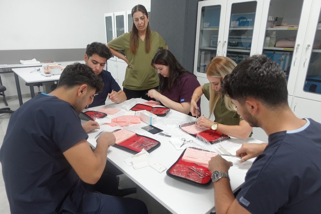 VİTAL Simülasyon Merkezi uygulamalı eğitim ziyaretinden öğrenci görüntüsü