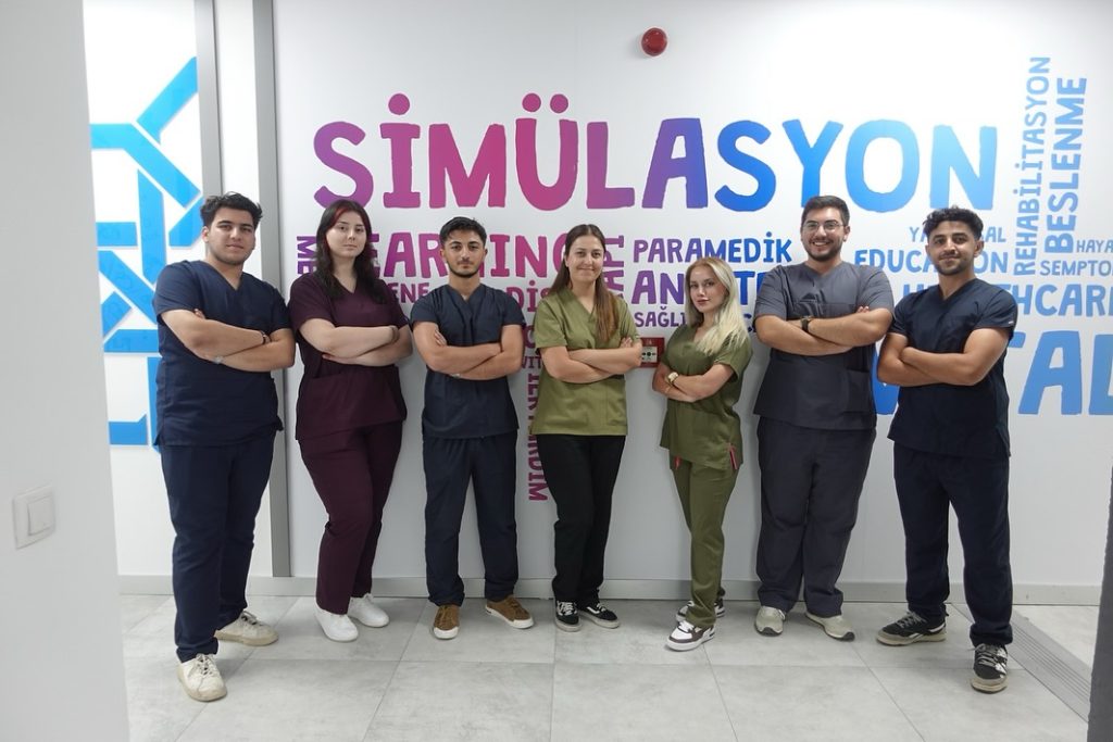 VİTAL Simülasyon Merkezi uygulamalı eğitim ziyaretinden öğrenci görüntüsü