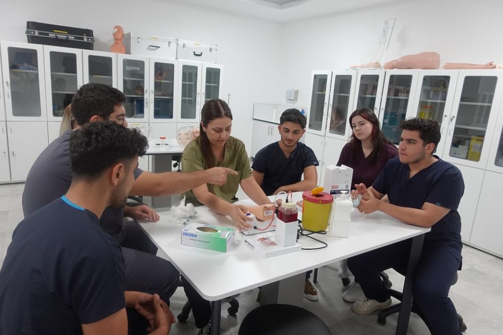 VİTAL Simülasyon Merkezi uygulamalı eğitim ziyaretinden öğrenci görüntüsü