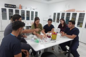 VİTAL Simülasyon Merkezi uygulamalı eğitim ziyaretinden öğrenci görüntüsü