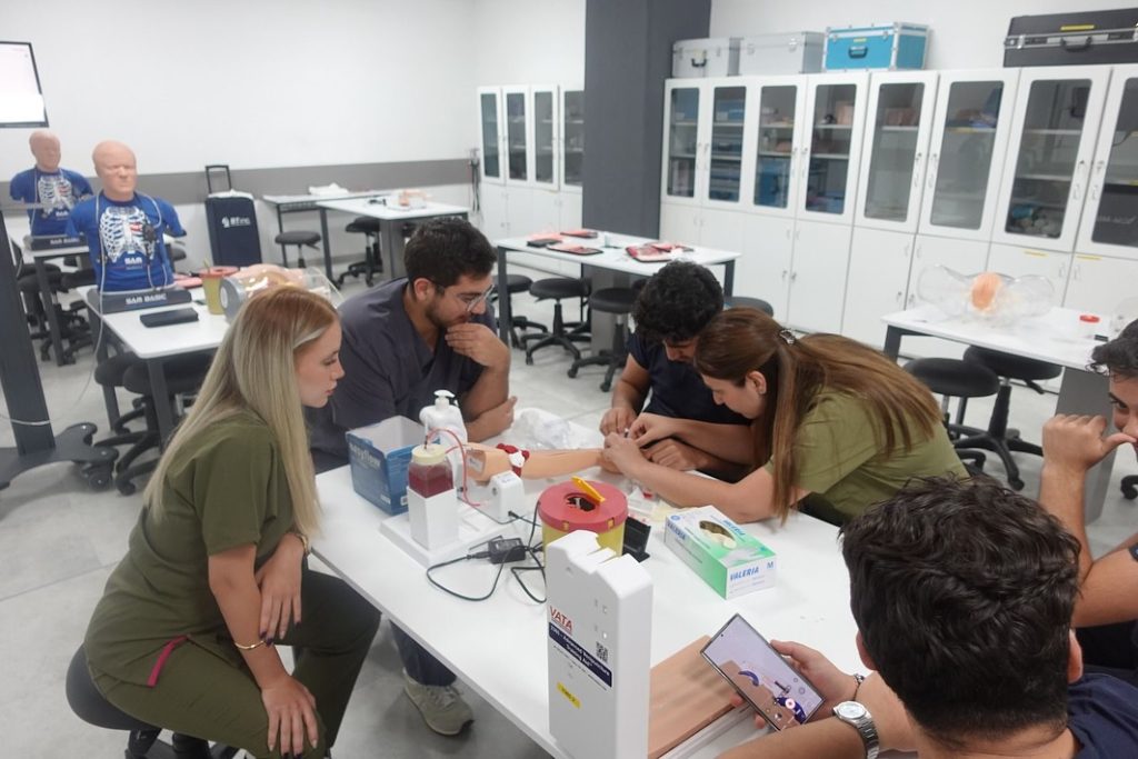 VİTAL Simülasyon Merkezi uygulamalı eğitim ziyaretinden öğrenci görüntüsü