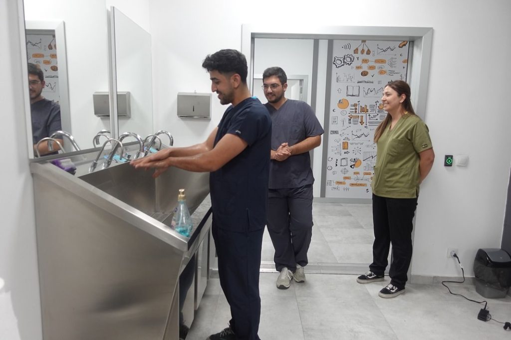 VİTAL Simülasyon Merkezi uygulamalı eğitim ziyaretinden öğrenci görüntüsü