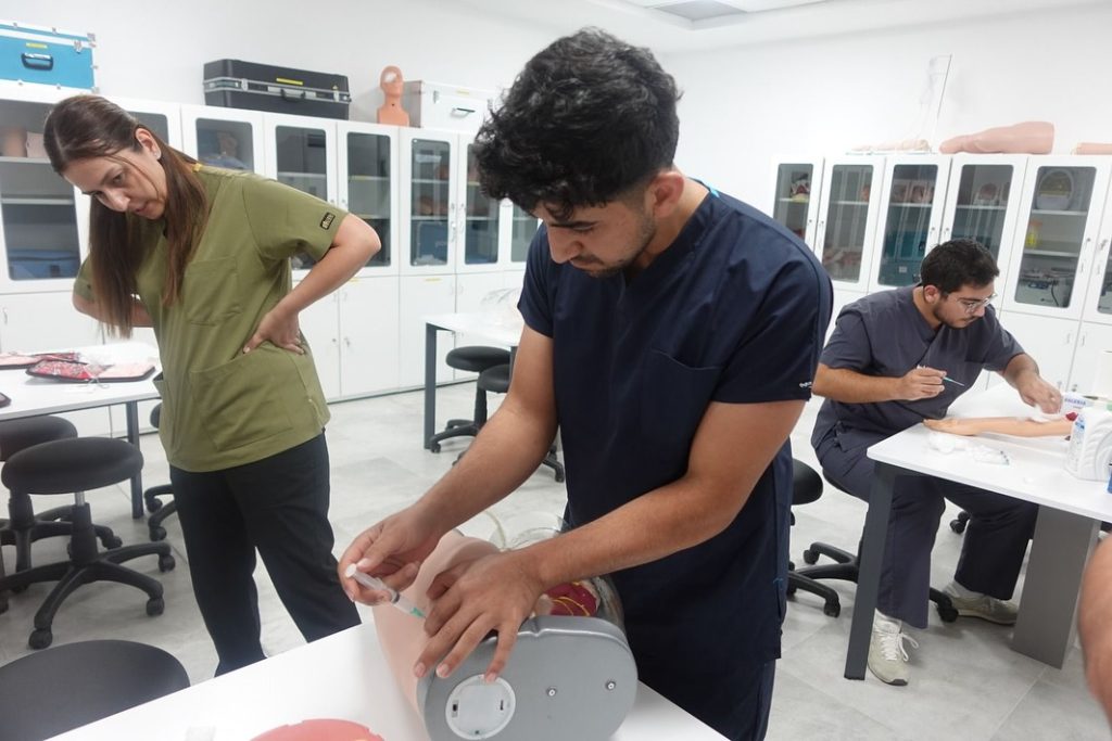 VİTAL Simülasyon Merkezi uygulamalı eğitim ziyaretinden öğrenci görüntüsü