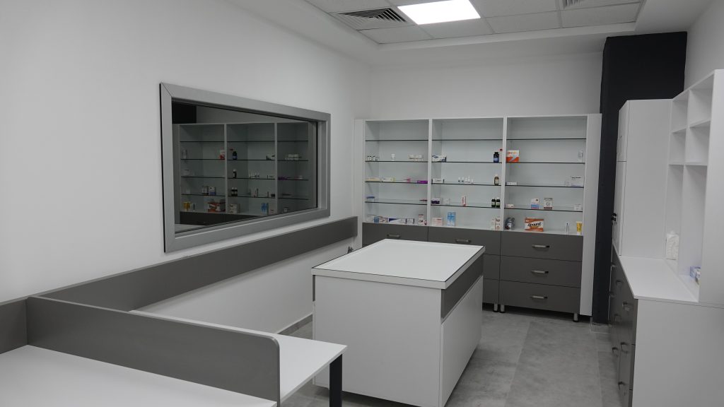 Eczacılık eğitiminde simülasyon amacıyla tasarlanmış uygulama eczanesi ortamı; öğrencilerin ilaç yerleşimi, reçete kontrolü ve danışmanlık becerilerini geliştirmesine olanak tanır.