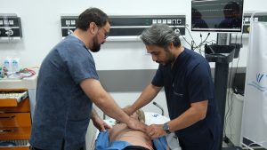 Sağlıkta simülasyon eğitim ortamında gerçekleştirilen uygulamalı sağlık eğitimi çalışması. | Hands-on training session in a healthcare simulation environment with students practicing clinical skills.