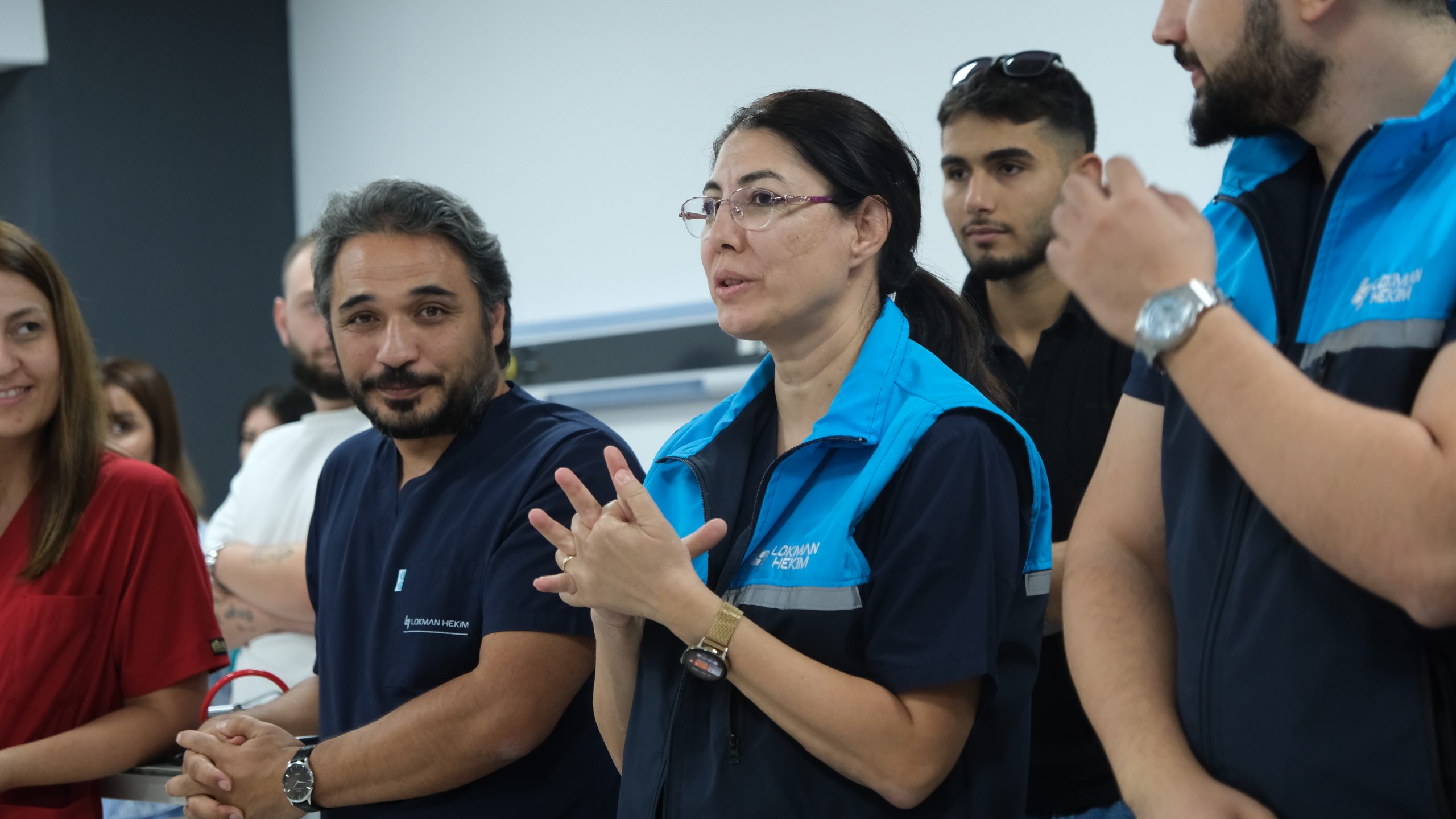 Sağlıkta simülasyon eğitim ortamında gerçekleştirilen uygulamalı sağlık eğitimi çalışması. | Hands-on training session in a healthcare simulation environment with students practicing clinical skills.