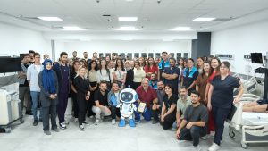 Sağlıkta simülasyon eğitim ortamında gerçekleştirilen uygulamalı sağlık eğitimi çalışması. | Hands-on training session in a healthcare simulation environment with students practicing clinical skills.