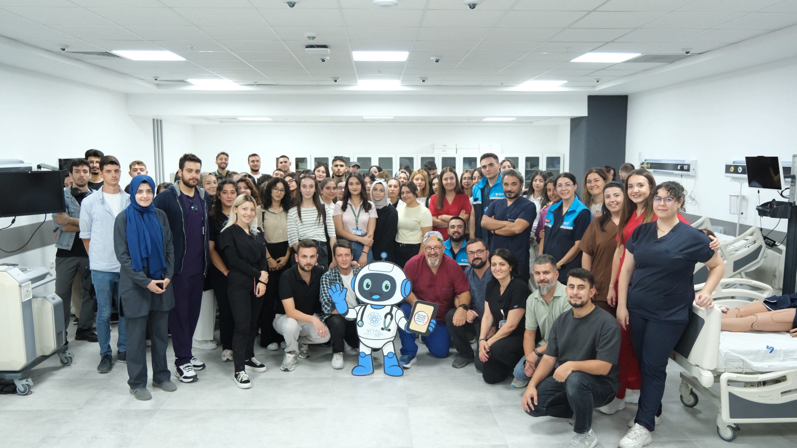 Sağlıkta simülasyon eğitim ortamında gerçekleştirilen uygulamalı sağlık eğitimi çalışması. | Hands-on training session in a healthcare simulation environment with students practicing clinical skills.