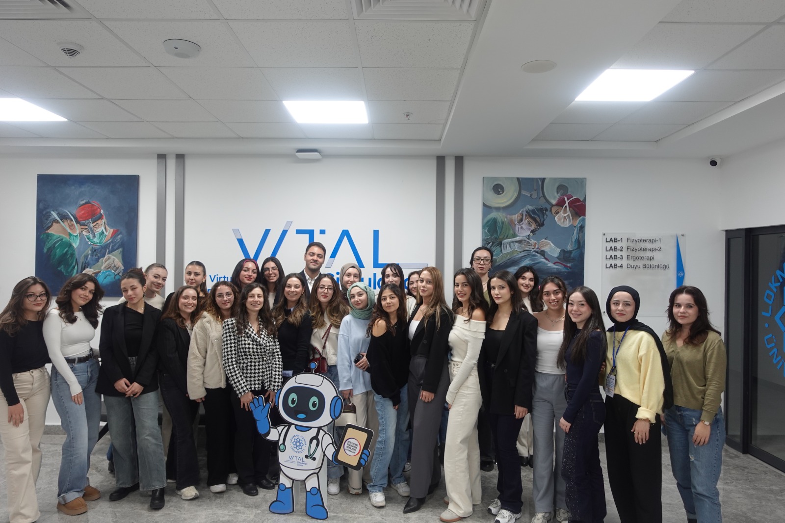 VITAL Simülasyon Merkezi’nde öğrencilerin katılımıyla gerçekleştirilen oral cerrahi sütur eğitimi uygulaması | Students participating in oral surgery suturing training at the VITAL Simulation Center