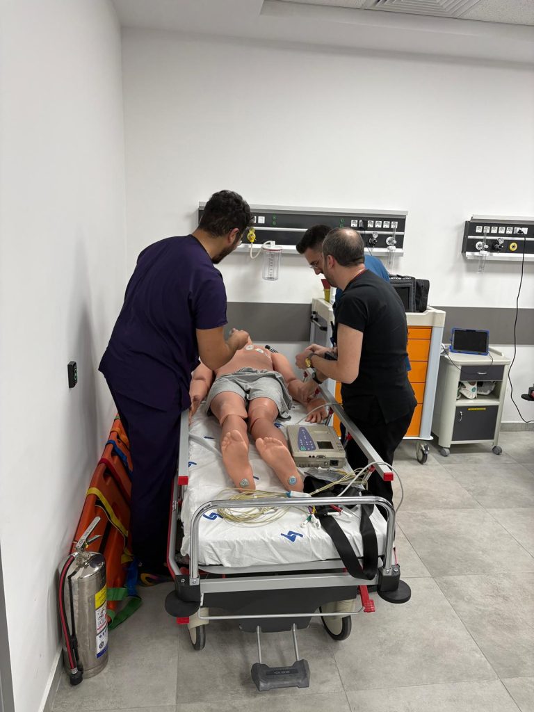 Akademi mesleki eğitim programı kapsamında gerçekleşen hemşirelik uygulamalı eğitim oturumları.