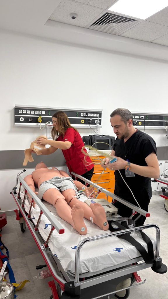 Akademi mesleki eğitim programı kapsamında gerçekleşen hemşirelik uygulamalı eğitim oturumları.