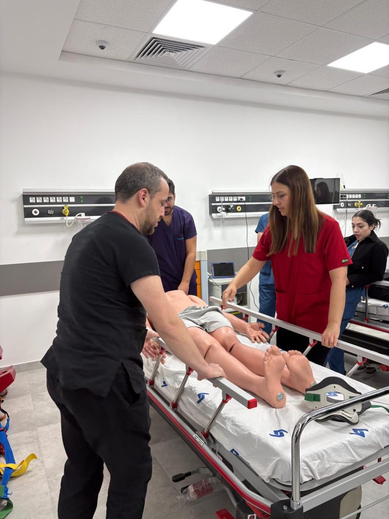 Akademi mesleki eğitim programı kapsamında gerçekleşen hemşirelik uygulamalı eğitim oturumları.