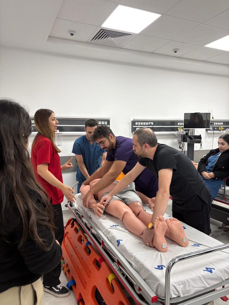 Akademi mesleki eğitim programı kapsamında gerçekleşen hemşirelik uygulamalı eğitim oturumları.