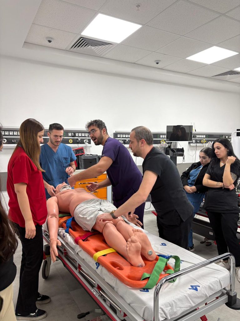 Akademi mesleki eğitim programı kapsamında gerçekleşen hemşirelik uygulamalı eğitim oturumları.