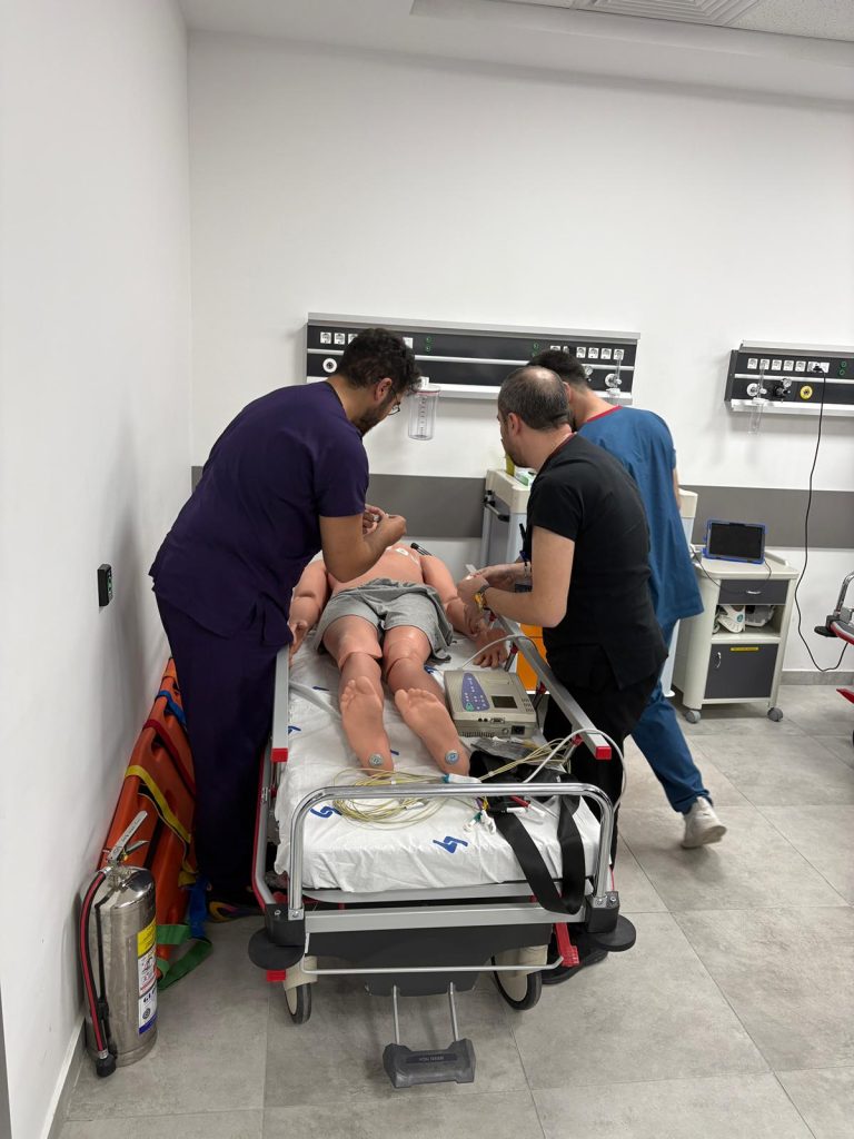 Akademi mesleki eğitim programı kapsamında gerçekleşen hemşirelik uygulamalı eğitim oturumları.