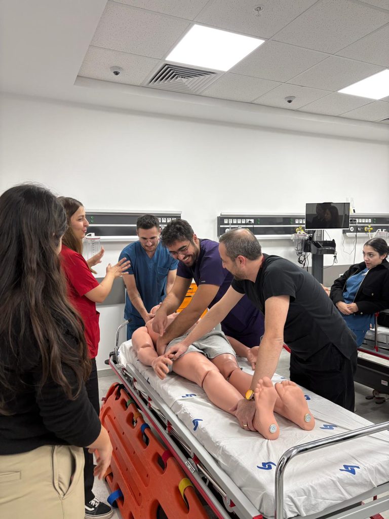 Akademi mesleki eğitim programı kapsamında gerçekleşen hemşirelik uygulamalı eğitim oturumları.