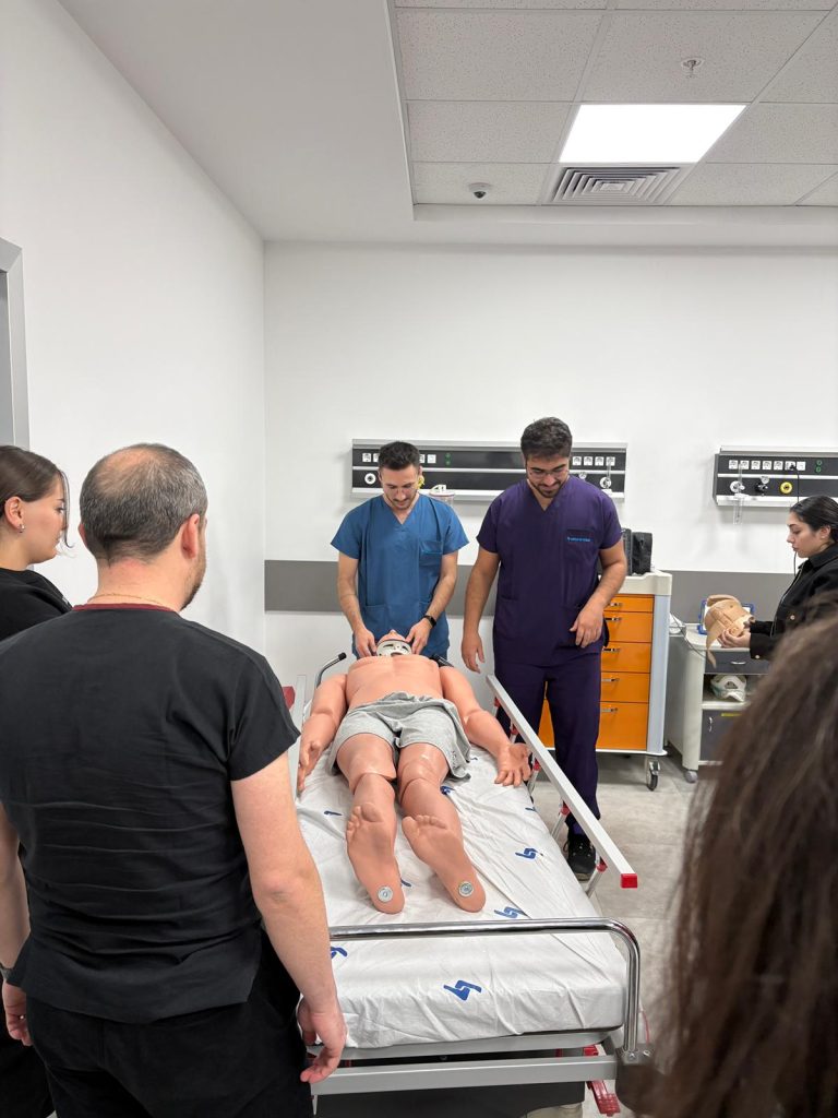 Akademi mesleki eğitim programı kapsamında gerçekleşen hemşirelik uygulamalı eğitim oturumları.