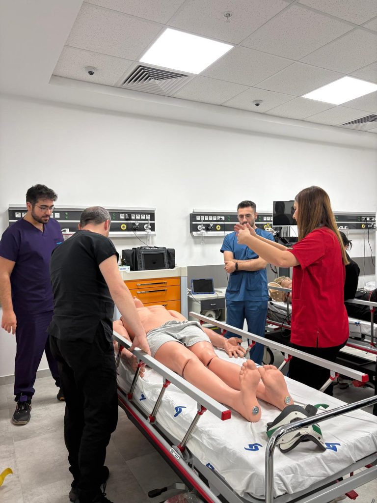 Akademi mesleki eğitim programı kapsamında gerçekleşen hemşirelik uygulamalı eğitim oturumları.