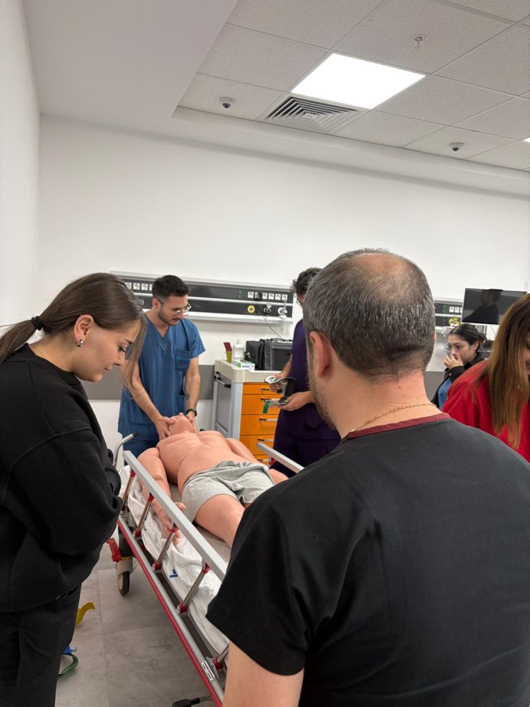 Akademi mesleki eğitim programı kapsamında gerçekleşen hemşirelik uygulamalı eğitim oturumları.