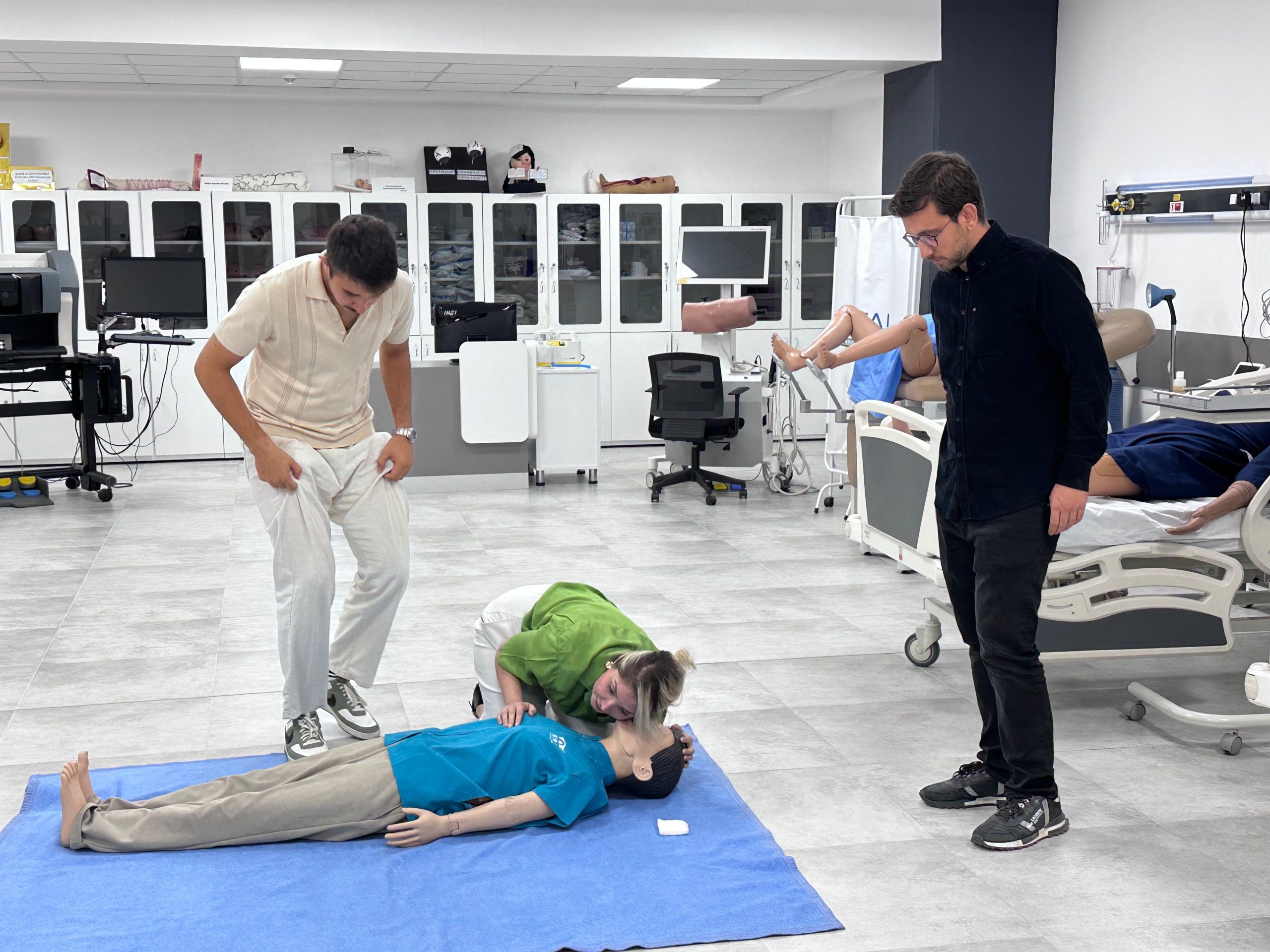 Ekip çalışması ile maket üzerinde uygulama